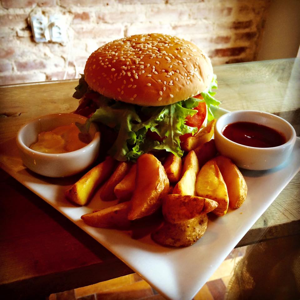 Hamburguer com batatas rústicas